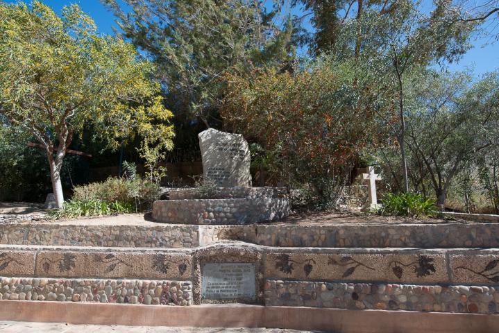 Imagen del monumento Mausoleo erigido a Gabriela Mistral y los terrenos destinados a este objeto, ubicados en la localidad de Montegrande