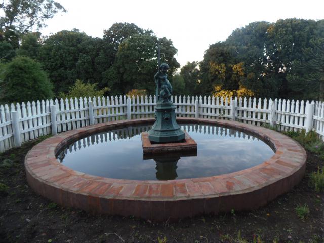 Imagen del monumento Casas patronales del Fundo Hualpén, ubicado en el Departamento de Talcahuano y el Parque adyacente a dichas casas.