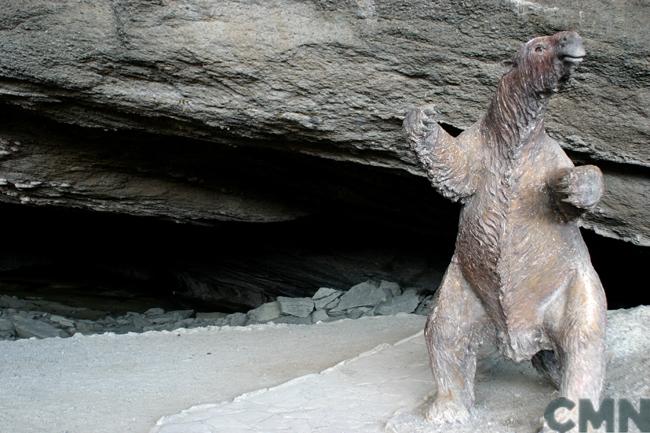 Imagen del monumento Cueva del Milodón (cueva grande y cueva chica) y el conjunto rocoso denominado Silla del Diablo