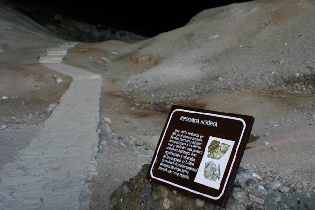 Imagen del monumento Cueva del Milodón (cueva grande y cueva chica) y el conjunto rocoso denominado Silla del Diablo