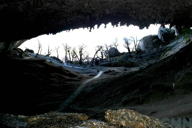 Imagen del monumento Cueva del Milodón (cueva grande y cueva chica) y el conjunto rocoso denominado Silla del Diablo