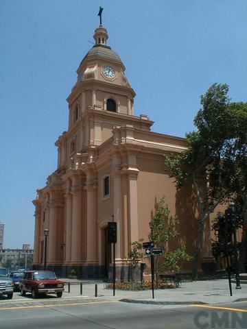 Imagen del monumento Iglesia Santa Ana, con su plazoleta