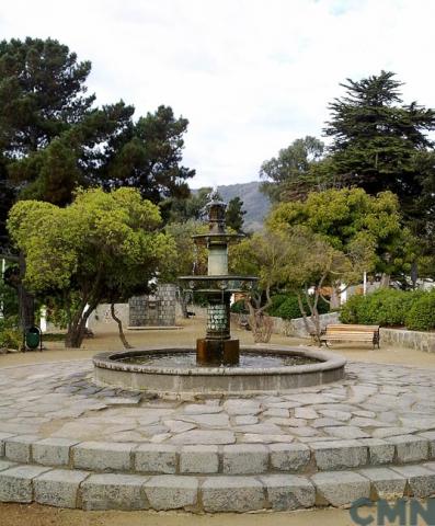 Imagen del monumento Pila de bronce que se encuentra ubicada en la plaza del Pueblo de Zapallar