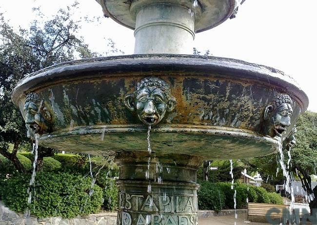 Imagen del monumento Pila de bronce que se encuentra ubicada en la plaza del Pueblo de Zapallar