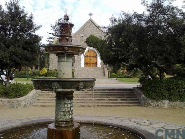 Imagen del monumento Pila de bronce que se encuentra ubicada en la plaza del Pueblo de Zapallar