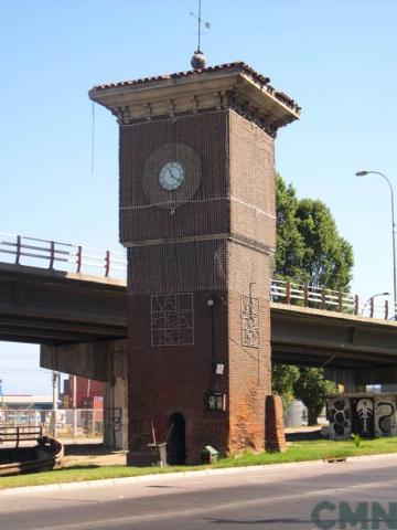 Imagen del monumento Reloj con su torre, ubicado en la Estación Barón de los Ferrcarriles del Estado