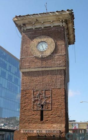 Imagen del monumento Reloj con su torre, ubicado en la Estación Barón de los Ferrcarriles del Estado