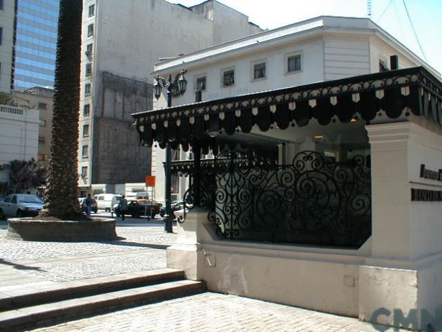 Imagen del monumento Plazoleta Patricio Mekis y conjunto de elementos y espacios arquitectónicos que enfrentan dichos inmuebles
