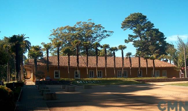 Imagen del monumento Casas patronales del Fundo Hualpén, ubicado en el Departamento de Talcahuano y el Parque adyacente a dichas casas.