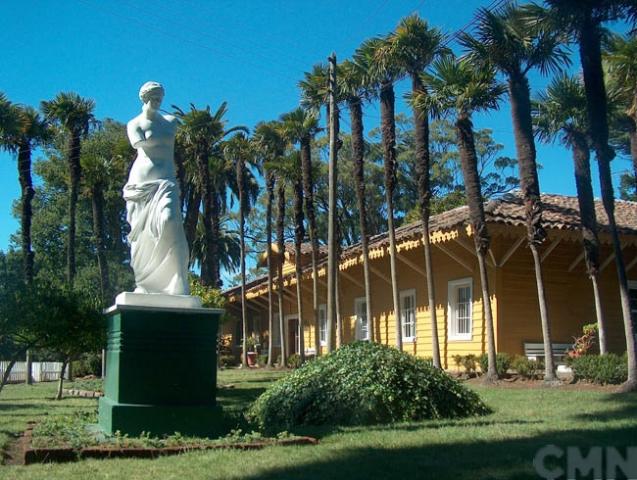 Imagen del monumento Casas patronales del Fundo Hualpén, ubicado en el Departamento de Talcahuano y el Parque adyacente a dichas casas.