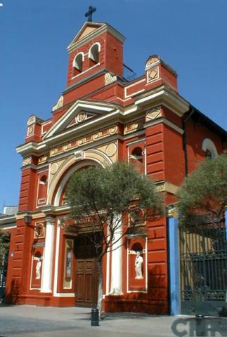 Imagen del monumento Iglesia de la Veracruz y casas contiguas a ambos lados de la iglesia