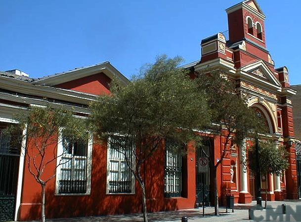 Imagen del monumento Iglesia de la Veracruz y casas contiguas a ambos lados de la iglesia