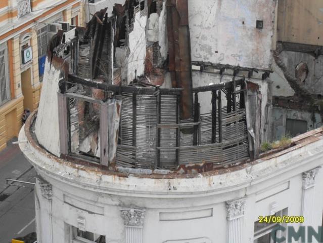 Imagen del monumento Edificio que se levanta entre Avenida Errázuriz y calle Blanco, enfrentando al crucero de Pasaje Ross