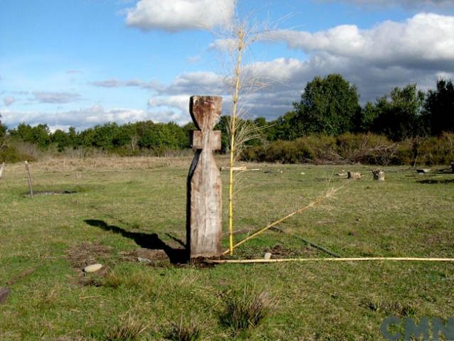 Imagen del monumento Guillatuwe, Paliwe y Eltun del complejo religioso y ceremonial de la comunidad mapuche Pedro Ancalef, en localidad de Putue