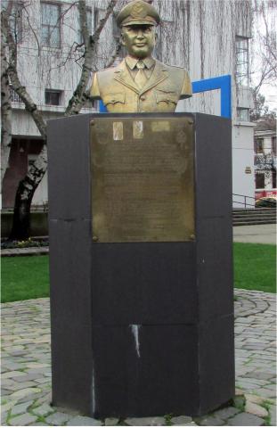 Imagen del monumento Arturo Merino Benítez