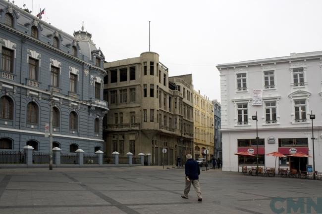 Imagen del monumento Plaza Sotomayor de Valparaíso, incluye los edificios que la encierran