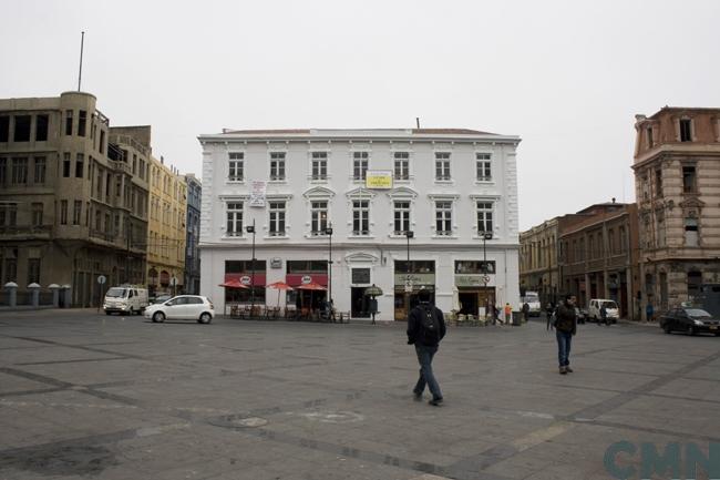 Imagen del monumento Plaza Sotomayor de Valparaíso, incluye los edificios que la encierran