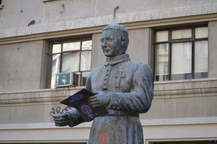 Imagen del monumento A Camilo Henríquez
