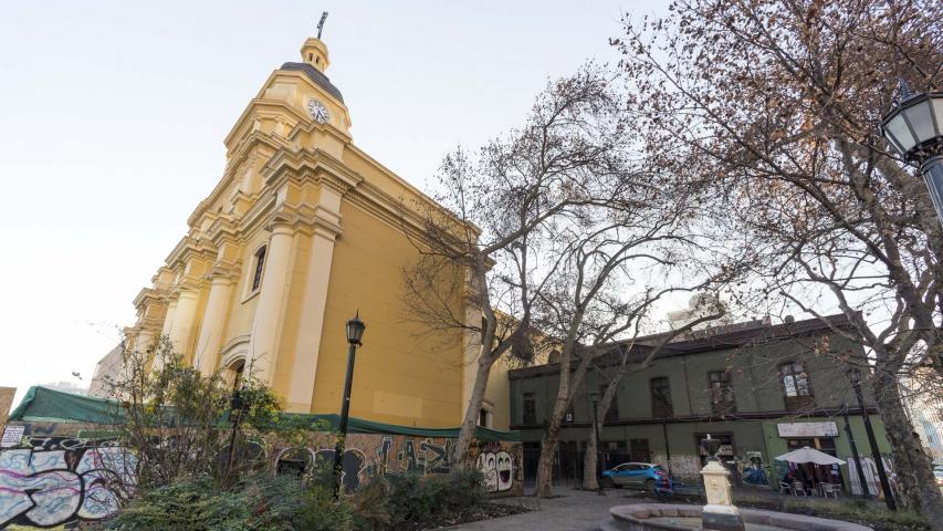 Imagen del monumento Iglesia Santa Ana, con su plazoleta