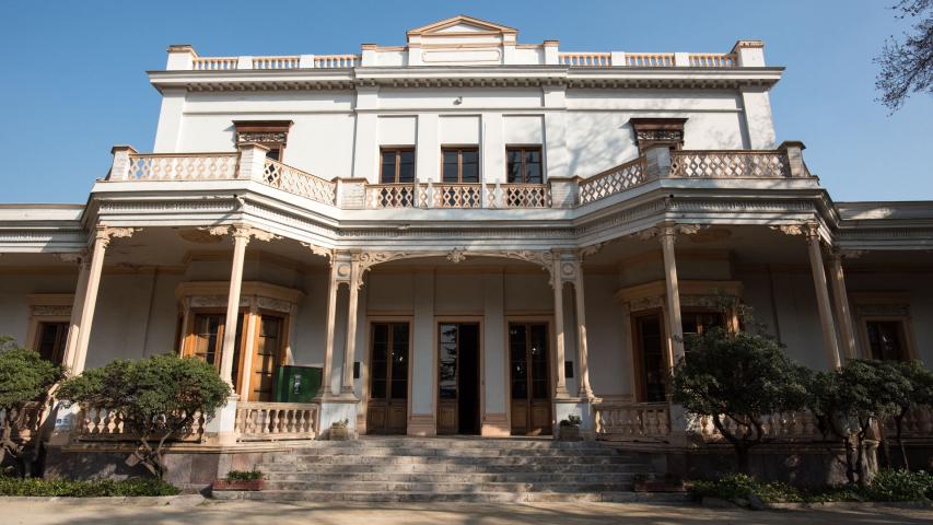 Imagen del monumento Actual Casa de La Cultura de Ñuñoa, incluido el parque que lo rodea