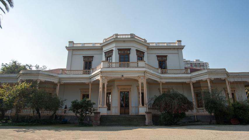 Imagen del monumento Actual Casa de La Cultura de Ñuñoa, incluido el parque que lo rodea