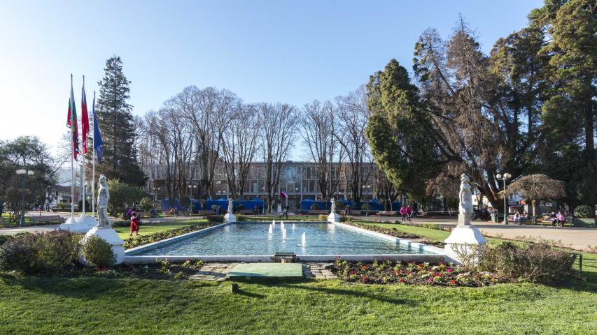 Imagen del monumento Esculturas y espejo de agua, ubicadas en la plaza de Armas de Angol