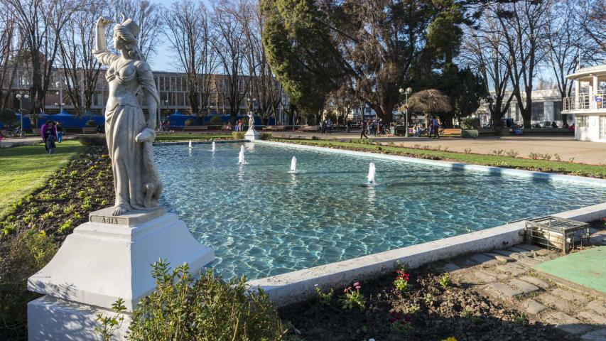 Imagen del monumento Esculturas y espejo de agua, ubicadas en la plaza de Armas de Angol