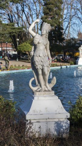 Imagen del monumento Esculturas y espejo de agua, ubicadas en la plaza de Armas de Angol