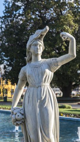 Imagen del monumento Esculturas y espejo de agua, ubicadas en la plaza de Armas de Angol