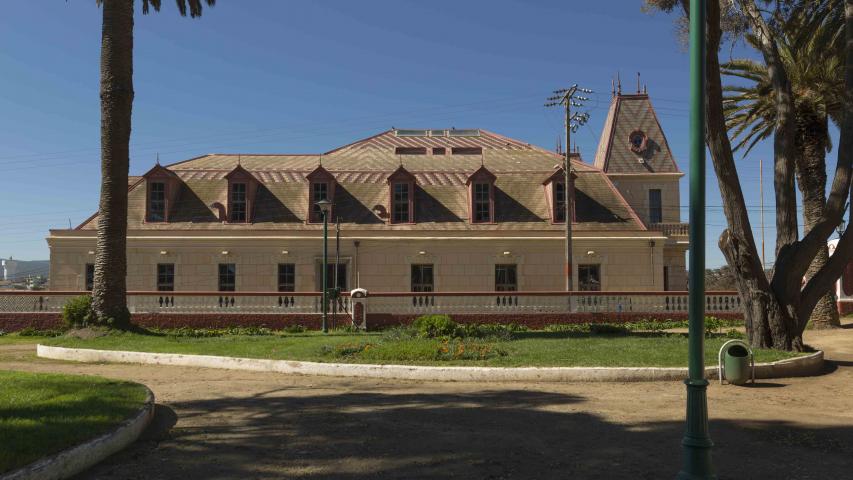 Imagen del monumento Casino de Pichilemu y los jardines del Parque Agustín Ross