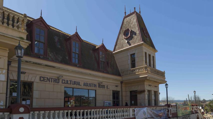 Imagen del monumento Casino de Pichilemu y los jardines del Parque Agustín Ross