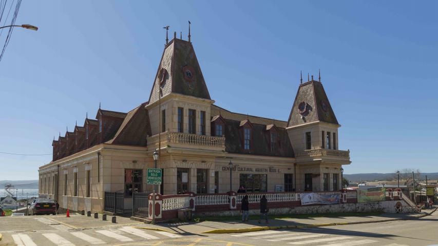 Imagen del monumento Casino de Pichilemu y los jardines del Parque Agustín Ross