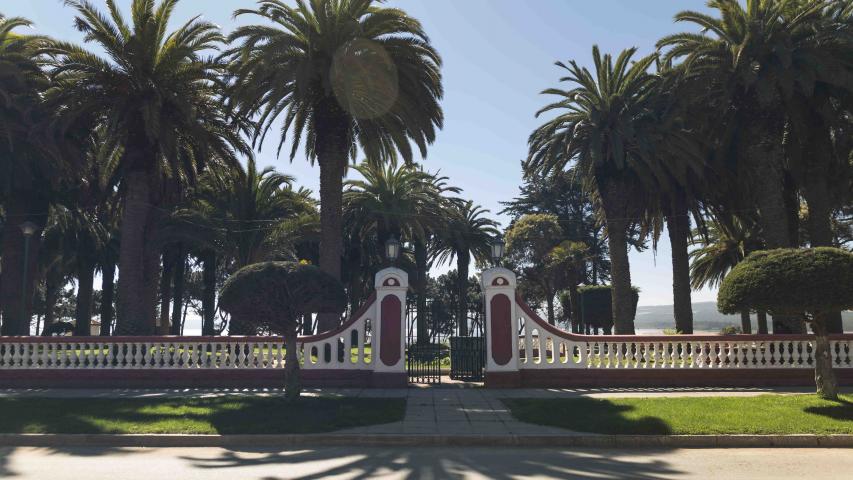 Imagen del monumento Casino de Pichilemu y los jardines del Parque Agustín Ross