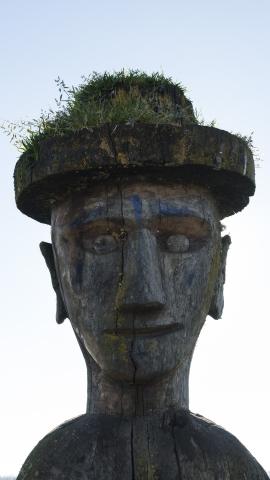 Imagen del monumento Nguillatuwe, menoko y cementerio del complejo ceremonial y religioso mapuche de Monopaine