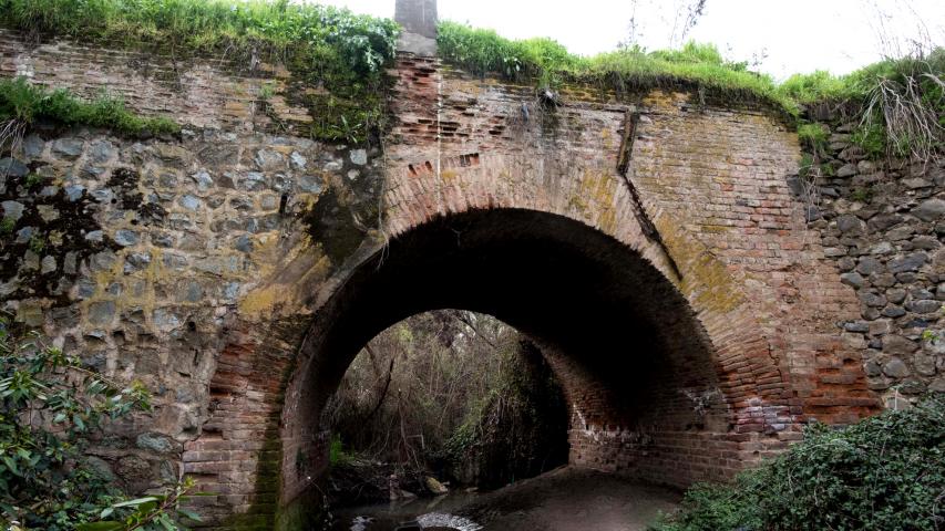 Imagen del monumento Puente colonial en el Canal San Carlos Viejo