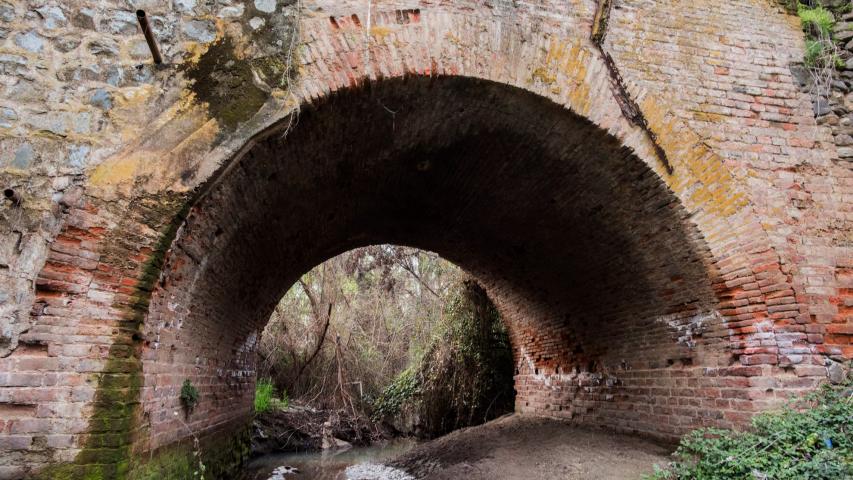 Imagen del monumento Puente colonial en el Canal San Carlos Viejo