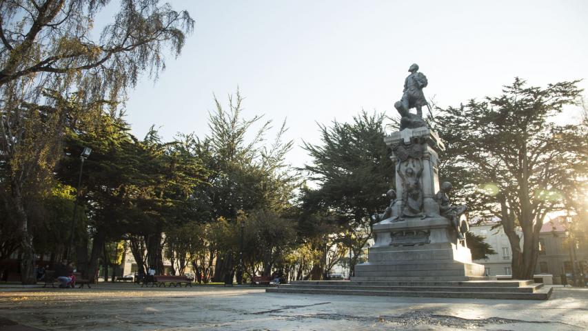 Imagen del monumento Plaza Muñoz Gamero y edificios que la acotan.