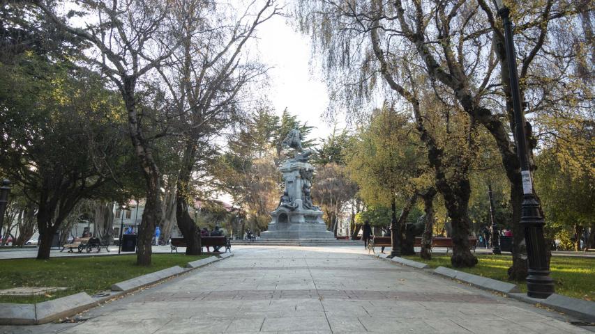Imagen del monumento Plaza Muñoz Gamero y edificios que la acotan.