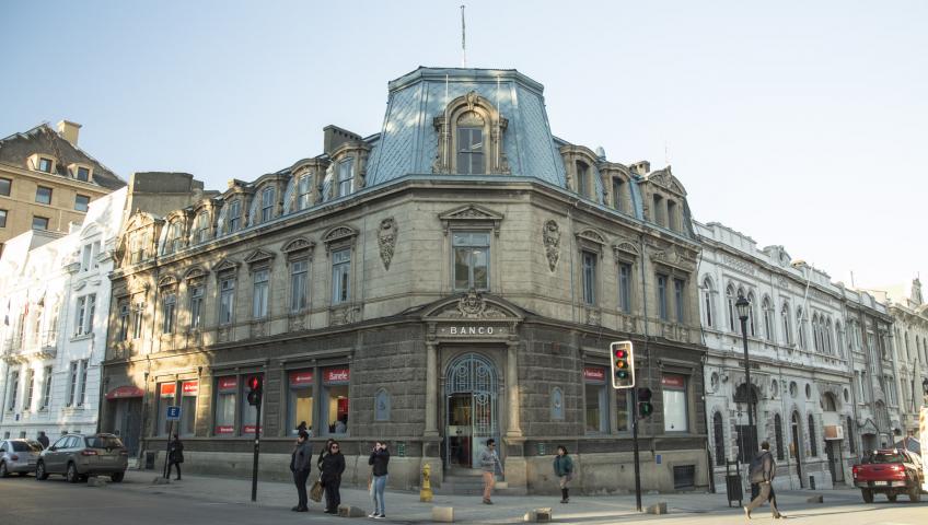 Imagen del monumento Plaza Muñoz Gamero y edificios que la acotan.