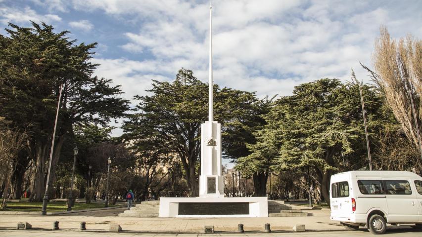 Imagen del monumento Plaza Muñoz Gamero y edificios que la acotan.