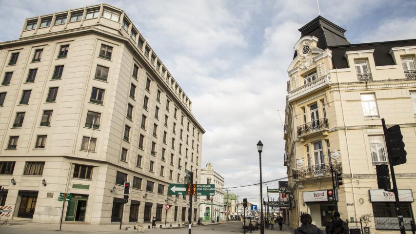 Imagen del monumento Plaza Muñoz Gamero y edificios que la acotan.