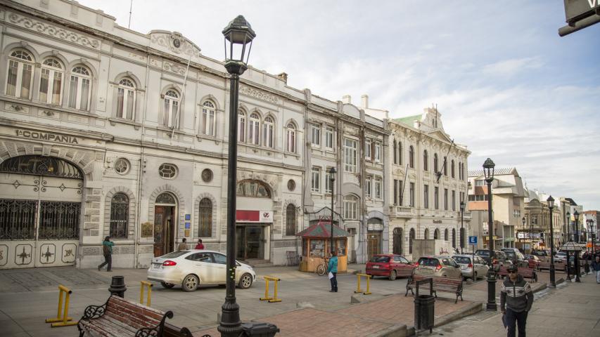 Imagen del monumento Plaza Muñoz Gamero y edificios que la acotan.