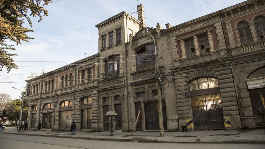 Imagen del monumento Plaza Muñoz Gamero y edificios que la acotan.