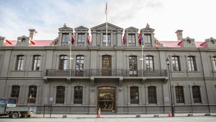 Imagen del monumento Plaza Muñoz Gamero y edificios que la acotan.