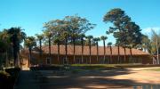 Imagen del monumento Casas patronales del Fundo Hualpén, ubicado en el Departamento de Talcahuano y el Parque adyacente a dichas casas.